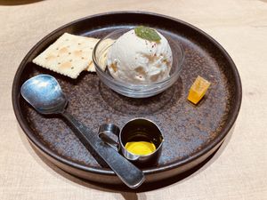 Vegan vanilla ice cream with cracker  at Vegan Bistro Jangara in Tokyo