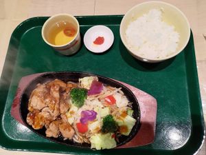 鐵板蔬菜醬汁好吃  at Vegan Bistro Jangara in Tokyo