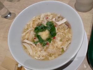 都算好吃，但麵吃起來是羹麵的感覺，就不是日本拉麵，咖哩有辣會香  at Vegan Bistro Jangara in Tokyo