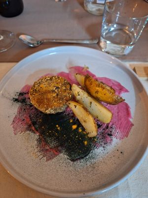 Chickpea burger with spicy mayo and baked potatoes at Lucato Home Restaurant in Montorso Vicentino