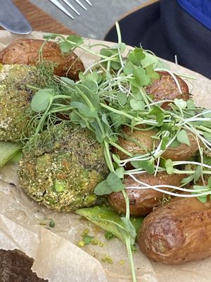 Erbsenbällchen mit Kartoffeln  at Honderdprocentmianne in Genk
