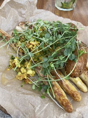 Spargel mit veganem Rührei und Kartoffeln...  at Honderdprocentmianne in Genk