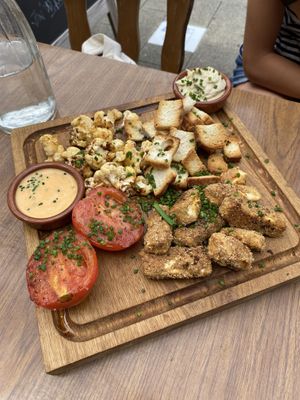 Mixed plate with tomattoes, cauliflower, fried tofu and hummus  at Honderdprocentmianne in Genk