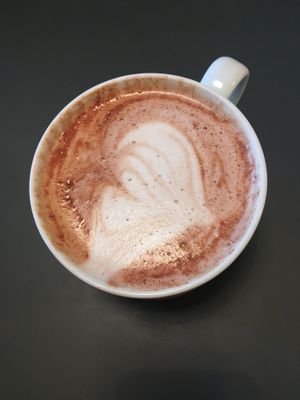 Großer Elimba-Kakao, von dem schon ein Schluck getrunken wurde    at Südlicht Cafe in Cologne