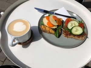 vegane Stulle mit Hafercappucino / vegan sandwich with oat milk cappucino  at Südlicht Cafe in Cologne