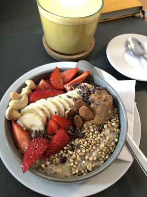 Porridge und Goldene Milch  at Südlicht Cafe in Cologne