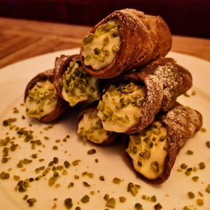 Erste Prototypen "Cannoli siciliani" frisch gefüllt mit Ricotta, Bourbon Vanille & Pistazien
#lilliskuchenwerkstatt #cafe #café #konditorei #patisserie #torte #kuchen #sizilien  at Lilli's Kuchenwerkstatt in Saarbrucken