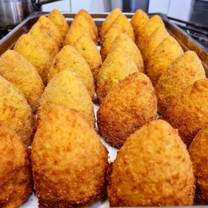 Street Food auf die Hand in Hinkelsteinform: Sizilianische Arancini mit Spinat-Mozzarella-Füllung.
#lilliskuchenwerkstatt #cafe #café #herzhaft #konditorei #patisserie #streetfo at Lilli's Kuchenwerkstatt in Saarbrucken