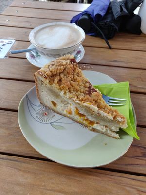 Mandarinen Quark Streusel Kuchen und Milchkaffee at Lilli's Kuchenwerkstatt in Saarbrucken
