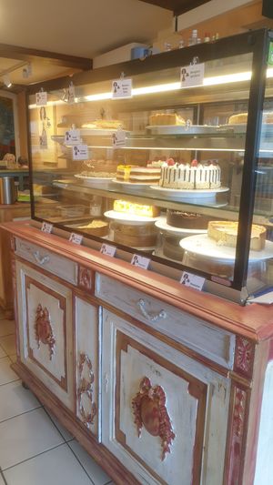 Alle Kuchen mit grünen Schildern sind vegan (mehr als die Hälfte der Auswahl at Lilli's Kuchenwerkstatt in Saarbrucken