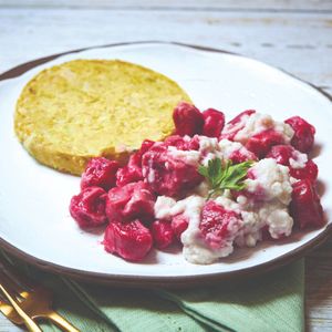 Refeição ultracongelada Nhoque de beterraba, molho brando e baoburger de edamame at Baobá in Sao Caetano Do Sul