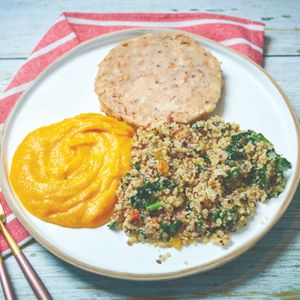 Refeição ultracongelada quinoa e couve kale, purê de abóbora e baoburger de feijão at Baobá in Sao Caetano Do Sul