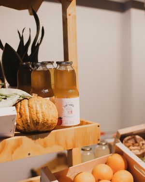 Comida y bebida saludable at Linverd Market in Barcelona