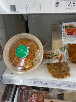 Vegan prepared takeaway food at Linverd Market in Barcelona