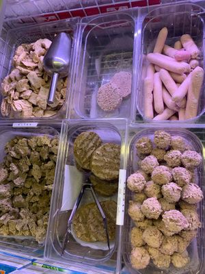 Future Farm  Vegan Meat, burguers, sausages, chicken, meatballs, minced meat at Linverd Market in Barcelona