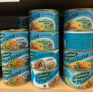 Vegan tuna at Linverd Market in Barcelona