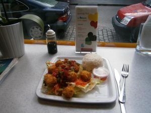 Crispy tofu with lemon on salad leaves with rice at Loving Hut - Fredenborgsveien in Oslo