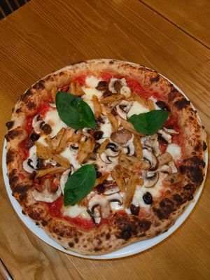 Pizza Vegan "Apollo" : with vegetal chicken by "LesNouveaxFermiers" at Marcus Pizze Amore in Paris