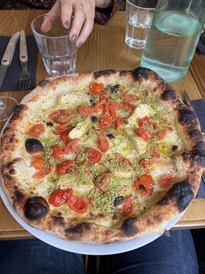 MIA – 
Crème de pistache, mozzarella végétale, tomates cerises, poudre de pistache, artichaut  at Marcus Pizze Amore in Paris