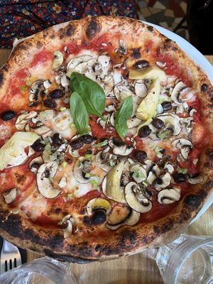 CONTADINA – 
Tomate, mozzarella végétale, olives taggiasche, champignons, artichauts, cébettes  at Marcus Pizze Amore in Paris