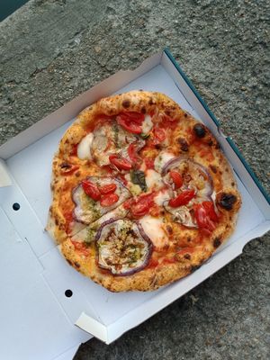 MELANZANA –
Tomate, mozzarella végétale, aubergines grillées, tomates cerises, pesto basilic at Marcus Pizze Amore in Paris