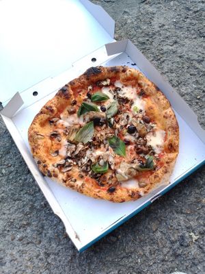 CONTADINA –
Tomate, mozzarella végétale, olives taggiasche délicieuses, champignons, artichauts, cébettes at Marcus Pizze Amore in Paris