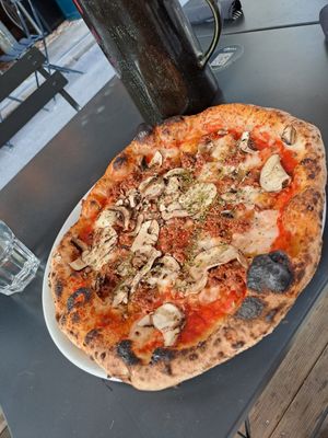 The "Umami" with fresh mushrooms, vegan mince, and vegan mozzarella at Marcus Pizze Amore in Paris