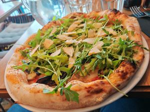 AL POLLO – 
Tomatoes, vegetable mozzarella, minced vegetable chicken, courgettes, rocket, gondino shavings, fresh basilic at Marcus Pizze Amore in Paris
