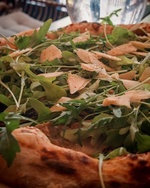 AL POLLO – 
Tomatoes, vegetable mozzarella, minced vegetable chicken, courgettes, rocket, gondino shavings, fresh basilic at Marcus Pizze Amore in Paris