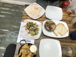 Entrante “No sé”, con varios entrantes a buen precio at MaduBar in Estepona