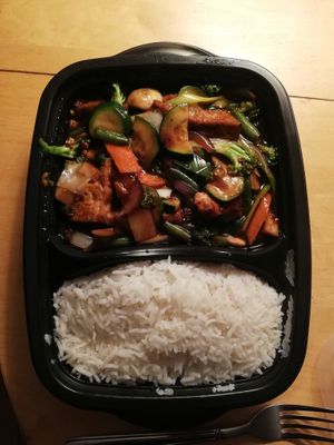 Tofu mit Gemüse und Reis  at Munas Asia Cuisine in Hamburg