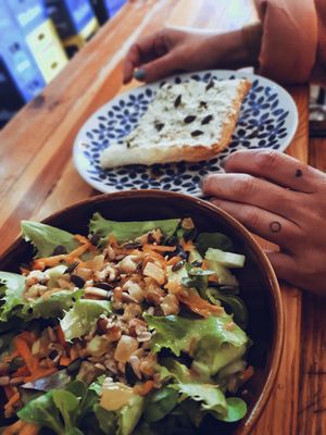 Ensaladas y hojaldritos at A Cualquier Otra Parte in Sagunto