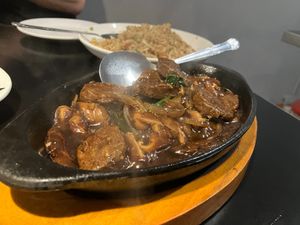Black pepper sizzling beef at Chao 炒炒蔬食熱炒 in Taipei