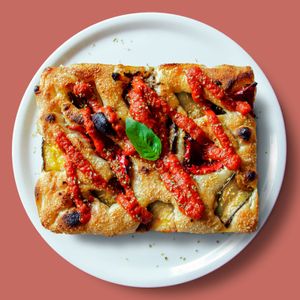 Detroit Style Pizza: My Guy

Tomatensauce, Oregano, grilliertes Gemüse (Aubergine-Peperoni-Zucchetti-Mix), Olivenöl, Basilikum at Disco Pizza in Luzern