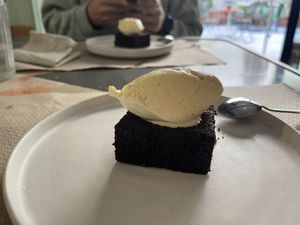 Tarta de cerveza negra con helado de vainilla  at Mur Marxinal in Ourense