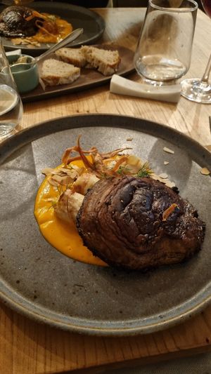 Gegrilde portobello met knolselderijrolletjes met gefermenteerde tofu en tomaat-puntpaprika salsa en pastinaakchips at Kasvio in Utrecht