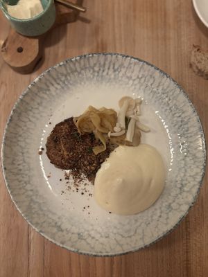 Gebakken pruimzwam met gerookte boter- en knolselderijschuim  at Kasvio in Utrecht