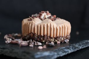 Bio TK Raw Vegan Schoko Frohnats Cupcakes (4 Stück) mit Walnuss Kakao Dattel Boden, Kakao, Cashew-Creme und Kakao Nibs Topping at FrohNat - DessertX in Freiburg