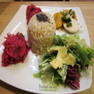 4 deli plate.You can choose Brown rice or Corn bread. at Wholistic Healing Center Argutha in Tokyo