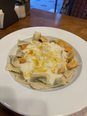 Mélange de mantı aux légumes et aux champignons. Vous avez ceux aux pommes de terre et aussi aux épinards dans le menu.   at Mira Mantı in Istanbul