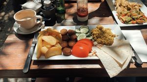 Glutenfreies Frühstück, haben es aber mit normalem Brot bestellt 😂 🤦‍♂️  at The Vegan Regime in Istanbul