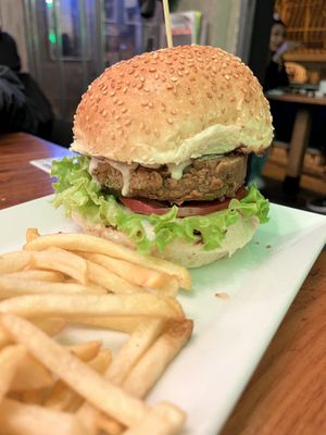 Çıtır burgeri efsane, şimdiye kadar yediğim en iyi vegan yiyecekler arasında. İskender de çok başarılı.   at The Vegan Regime in Istanbul