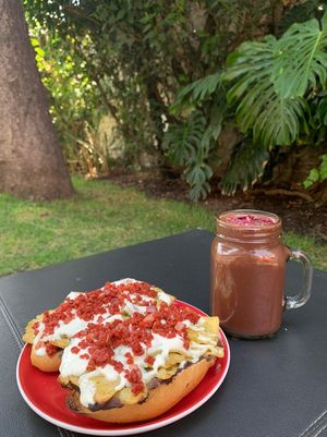 Molletes de chilaquiles at Puerto Pulsus in Mexico City