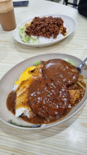 top: Omnipork with tofu "egg", bottom: Omnipork steaks with gravy (the egg isn't vegan but they could've veganised it) at MěiWèi Wū 美味屋 in New Territories