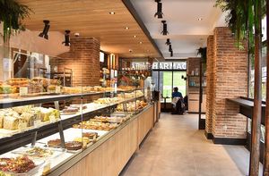 
Recipes for breads made from organic flours, artisanal pastries, pastries, sandwiches and seasonal salads... of course always in 100% vegetable and 100% gourmet versions!
 at Land & Monkeys - Pernety in Paris