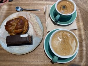 Kaneelbroodje en chocoladetaart at Land & Monkeys - Pernety in Paris