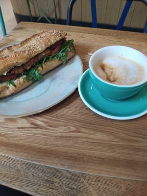 Sandwich fermier et café latte at Land & Monkeys - Pernety in Paris