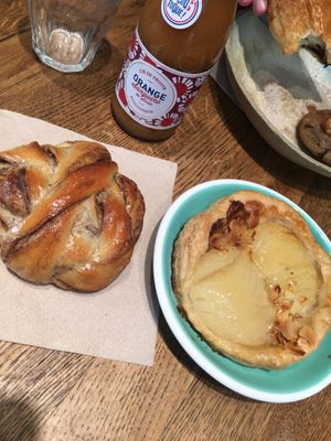 Cinnamon roll& pear tarte  at Land & Monkeys - Pernety in Paris