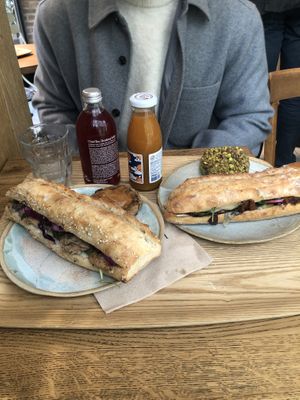 Sandwich fermier et sandwich Méditerranéen avec un monkey cookie et un chimp cookie.   at Land & Monkeys - Pernety in Paris