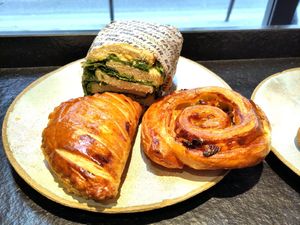 Sandwich, apple chausson and shaving bread at Land & Monkeys - Pernety in Paris